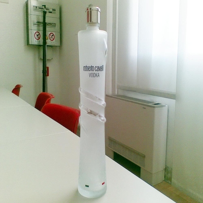 Giá tốt Chai rượu Vodka Roberto Cavalli cao 330mm Lớp phủ kim loại chân không trực tuyến